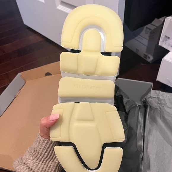 Brand new in box Balenciaga speed 2.0 glow in dark - Picture 2 of 3